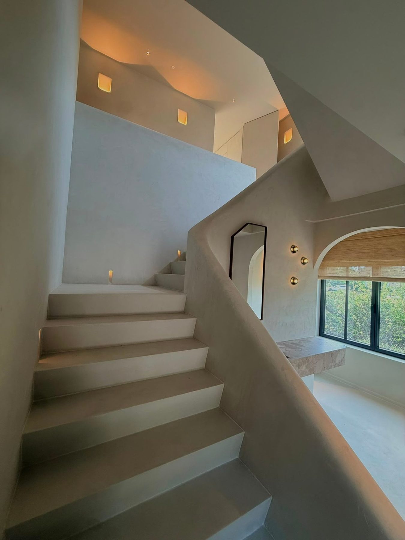 Gesculpteerde trap met nisverlichting