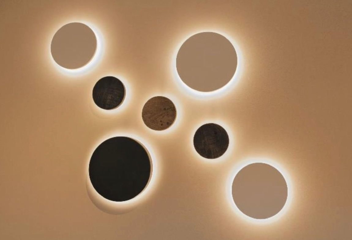 Wandcompositie met lichtcirkels in de showroom